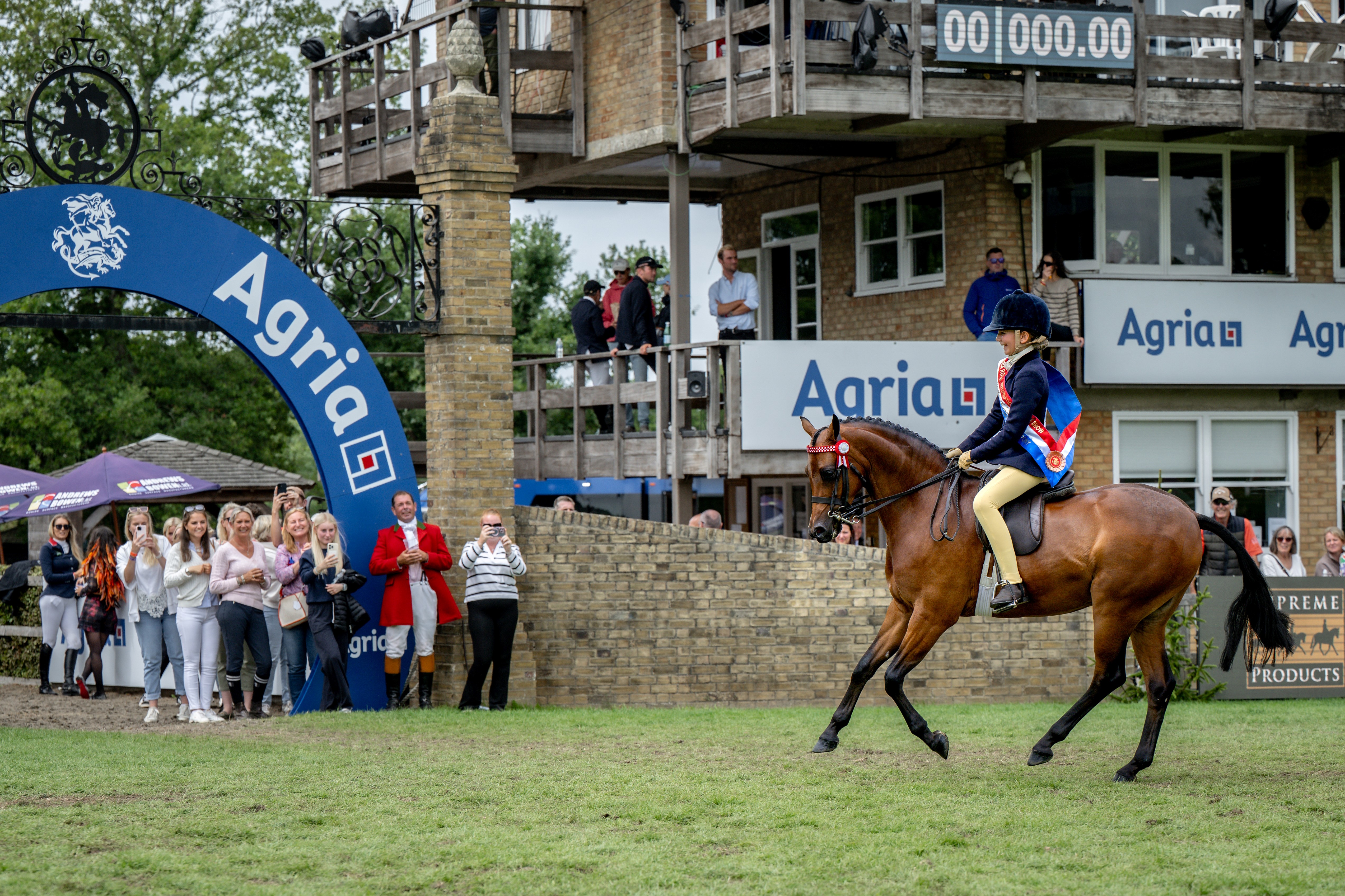 Isabella Walker And Stoneleigh Show Time Helen Cruden (4) (Custom) (2)